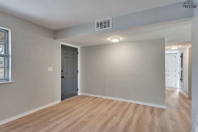 Building Photo - 1113 Lincoln Dr