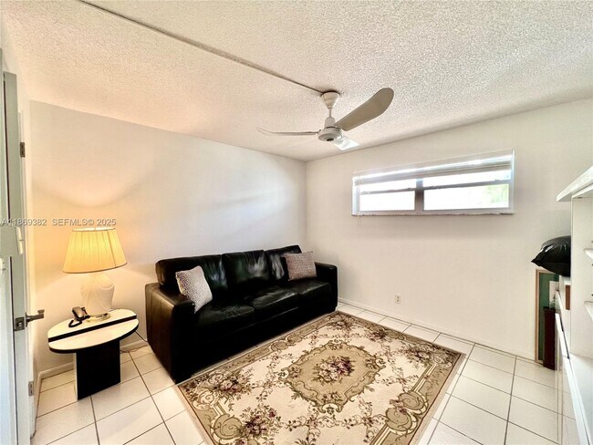 Building Photo - 671 S Hollybrook Dr