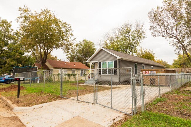 Building Photo - Charming 3-Bedroom Home with Spacious Yard in North Tulsa