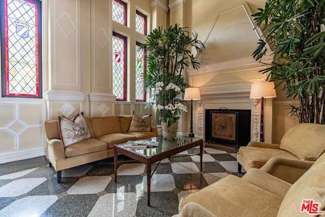 Building Photo - 316 N Rossmore Ave