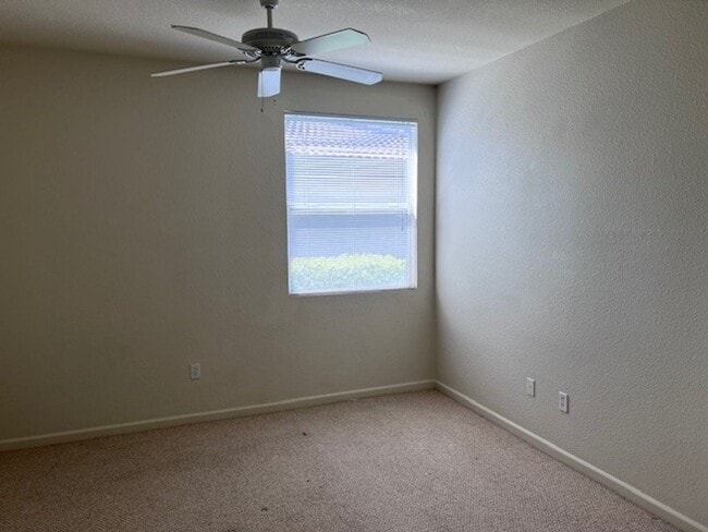 Building Photo - Gated condo with 1 car garage and community pool.