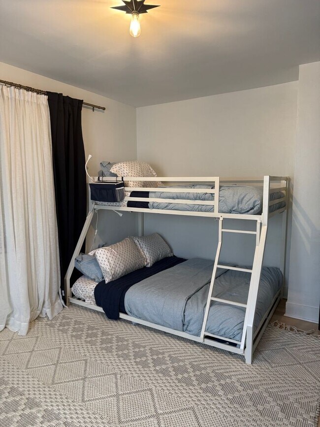 Building Photo - Gorgeous three bedroom in the heart of Park Ave