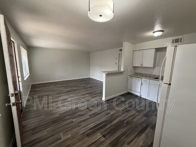 Building Photo - 917 N Yale Ave