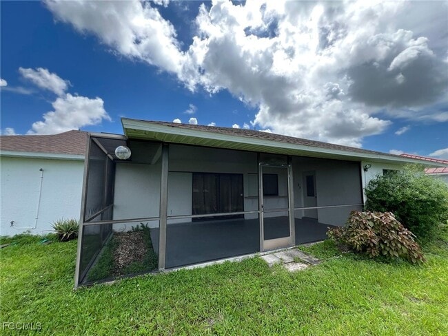 Building Photo - 704 NE 1st Ave