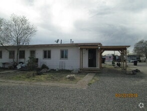 Building Photo - Charming Duplex