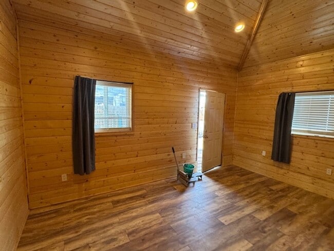 Building Photo - 4 BEDROOM HOME INCLUDES SEPARATE GUEST QUARTERS -FURNISHED OR UNFURNISHED- TONS OF PARKING