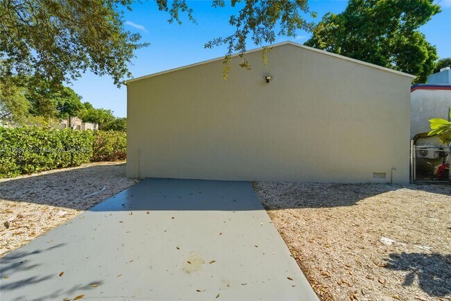 Building Photo - 570 NW 49th St