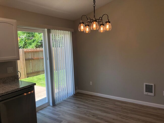 Building Photo - Updated 3 bedroom 2 bath house in Veneta!
