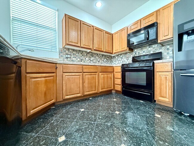 Building Photo - 3 Bedrooms | 2.5 Bathrooms-