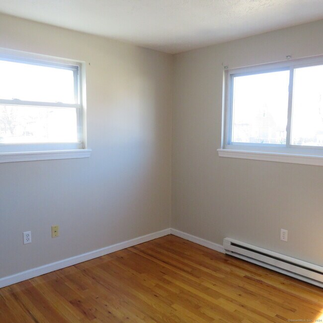 Building Photo - 152 Surrey Dr