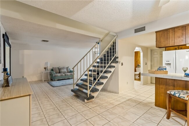 Building Photo - 2687 Country Club Dr