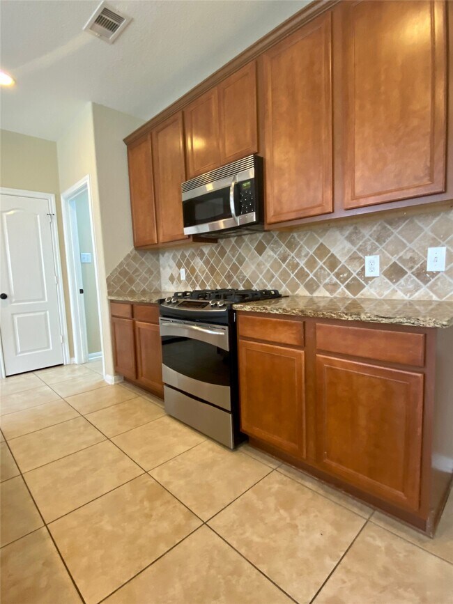 Building Photo - 15 Sagamore Ridge Pl