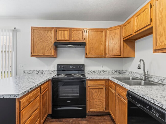 Building Photo - Beautiful Finishes in Newer Neighborhood