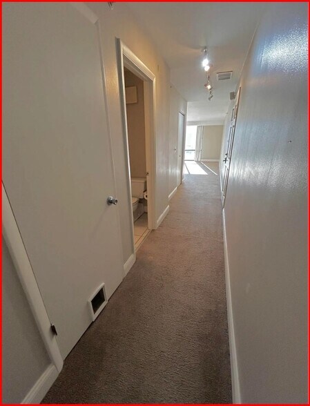 Building Photo - 125 SW Jefferson Ave