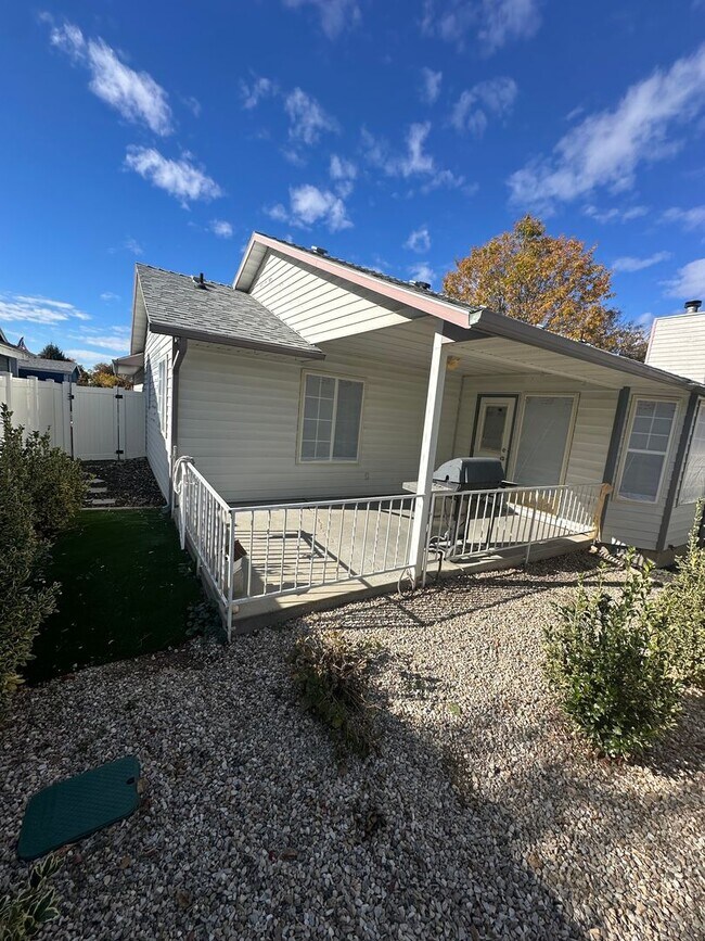 Building Photo - Tranquil & delightful 3-bedroom, 2-bathroo...