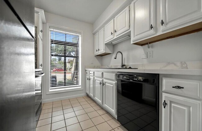 Building Photo - 1311 Antoine Dr