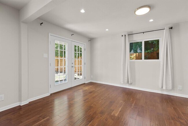 Building Photo - 501 Arbor Ln