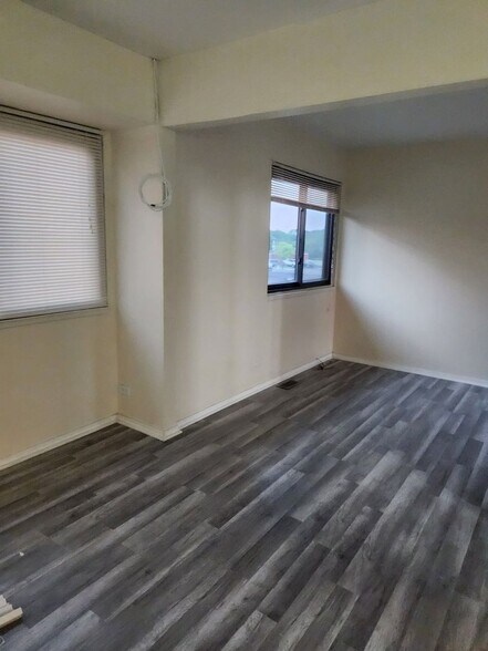 Building Photo - 451 Doral Terrace