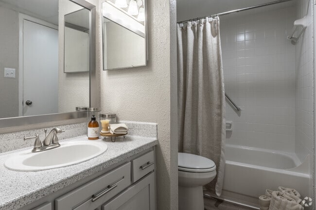 1BR, 1BA - 640SF - Bathroom - Vanderbilt Lodge Apartments