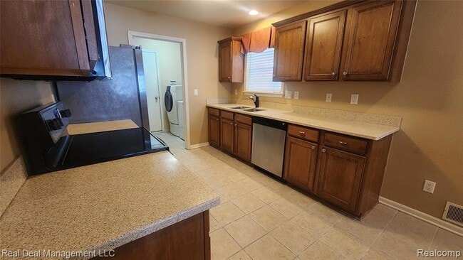 Building Photo - 6146 Lone Oak Cir