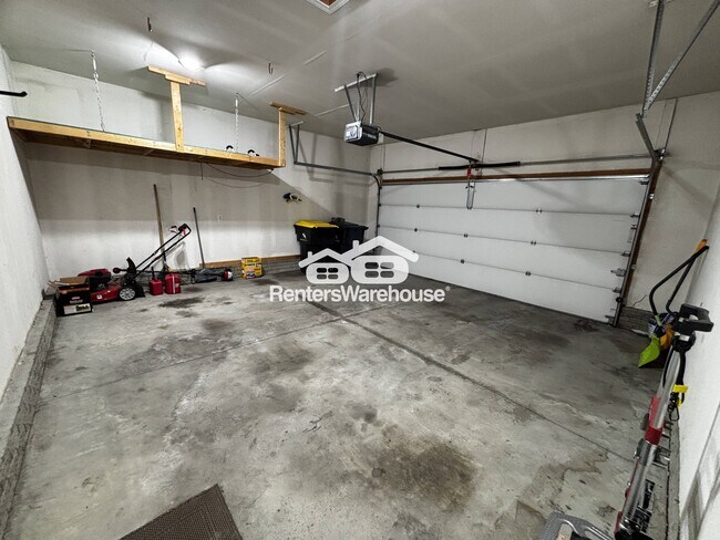Building Photo - 330 NE Cardinal Ln