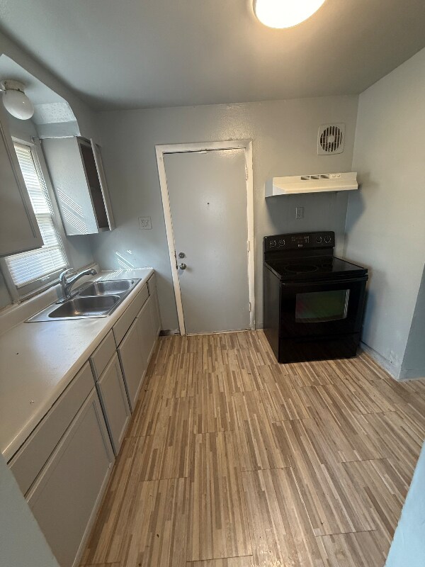 Building Photo - 10112 Cloverdale Dr