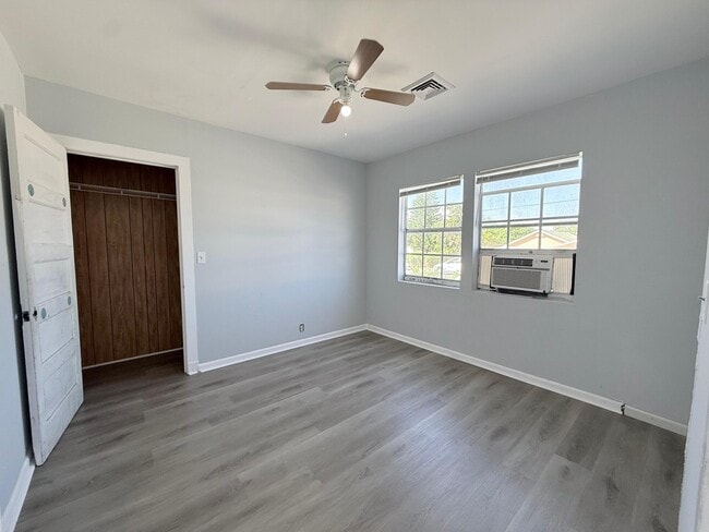 Building Photo - 1000 W Lakewood Rd