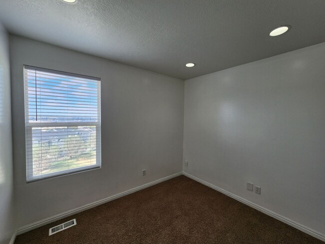 Building Photo - PRICE DROP! 3 bdrm 1.5 bath townhome! You'll love our giant DECK!