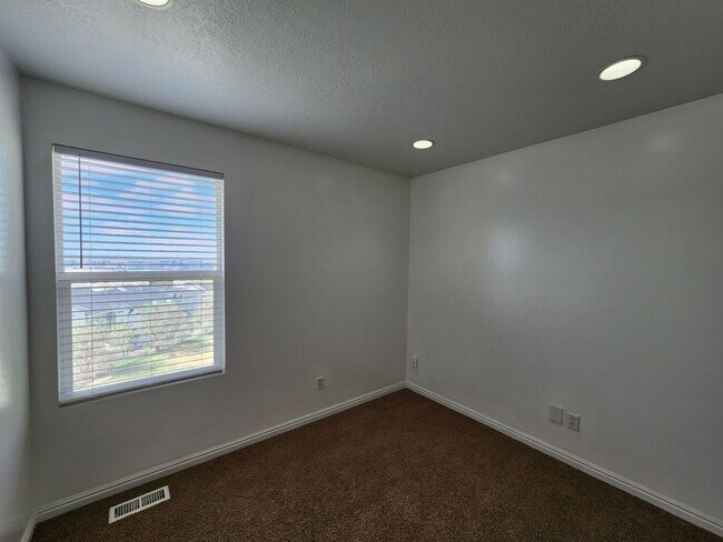 Building Photo - Stunning 3 bdrm 1.5 bath townhome! Wine & Dine on your enormous deck featuring city views!