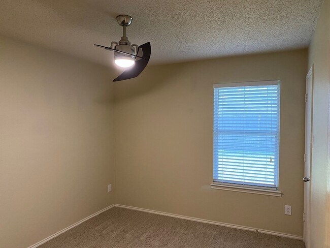 Building Photo - 9909 Carter Dr