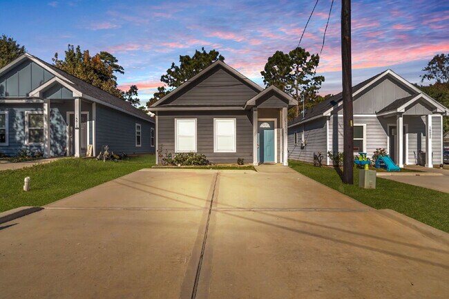 Building Photo - MOVE IN READY - Like NEW built in 2023, this 3 bedroom, 2  bath quaint home provides comfort and ...