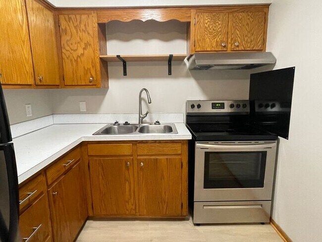 Building Photo - Main Floor, Excellent Condition, Video Wal...