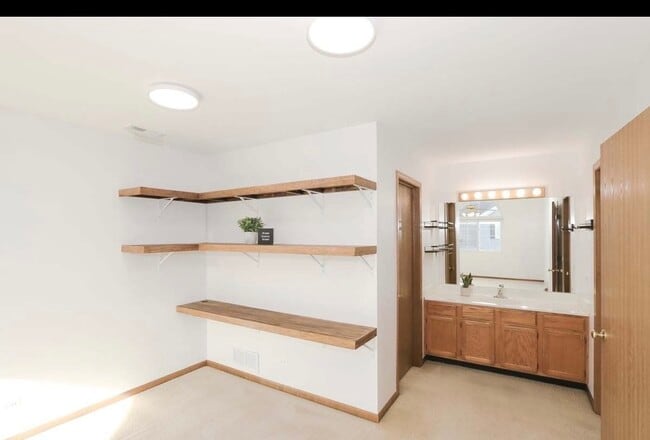 Building Photo - 437 Village Creek Dr