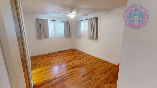 Building Photo - * DESIRABLE MILWAUKIE HOME!  A GARDENER'S ...