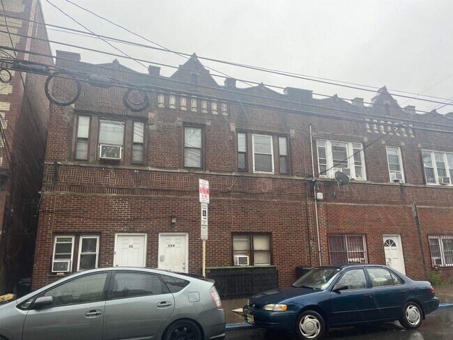 Primary Photo - 1128 Summit Ave