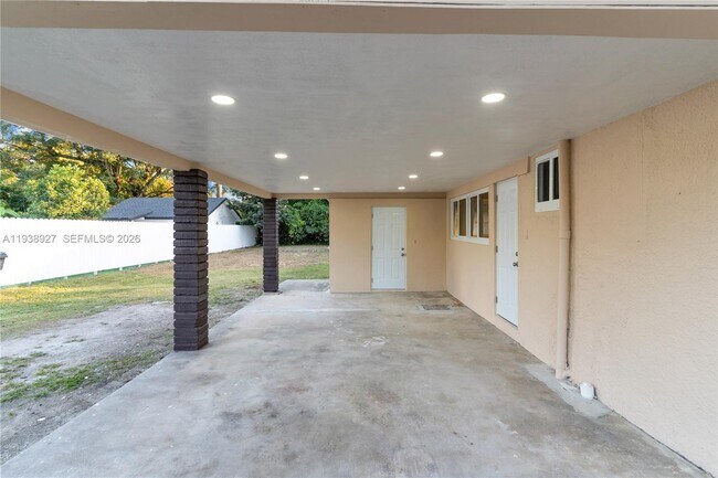 Building Photo - 559 NW 2nd St