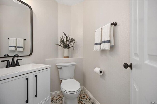 Building Photo - 3 bedroom in Gated Victoria Community!