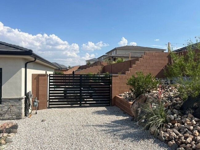 Building Photo - Stunning 4 Bedroom Home!