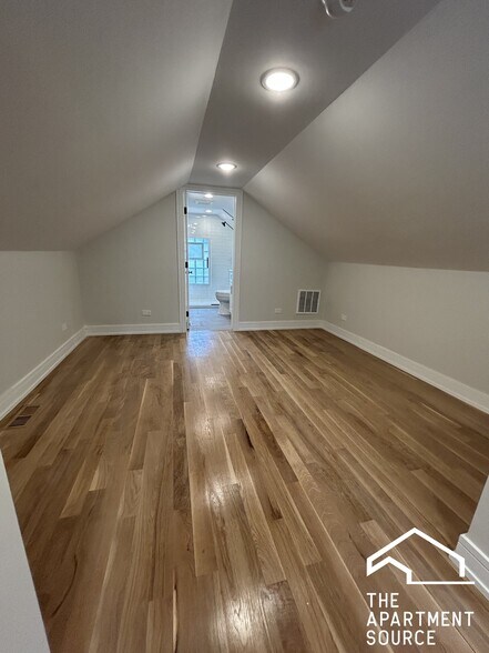 Building Photo - 858 N Paulina St