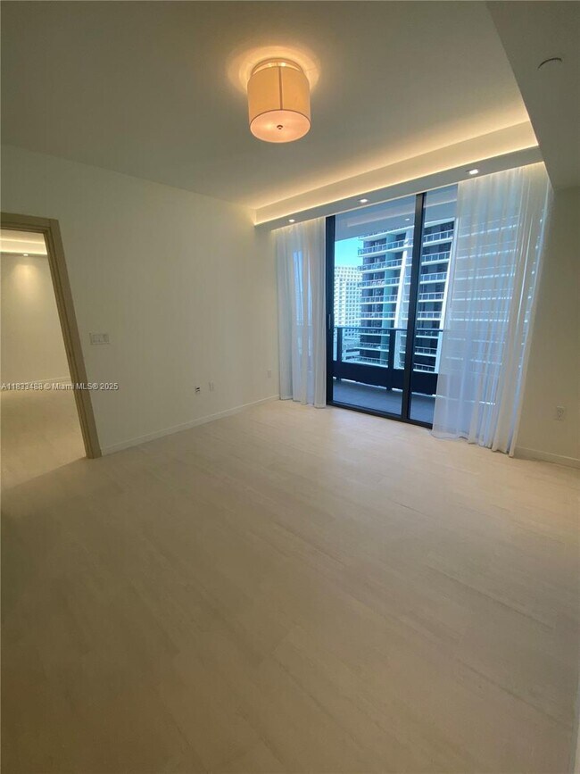Building Photo - 1000 Brickell Plaza
