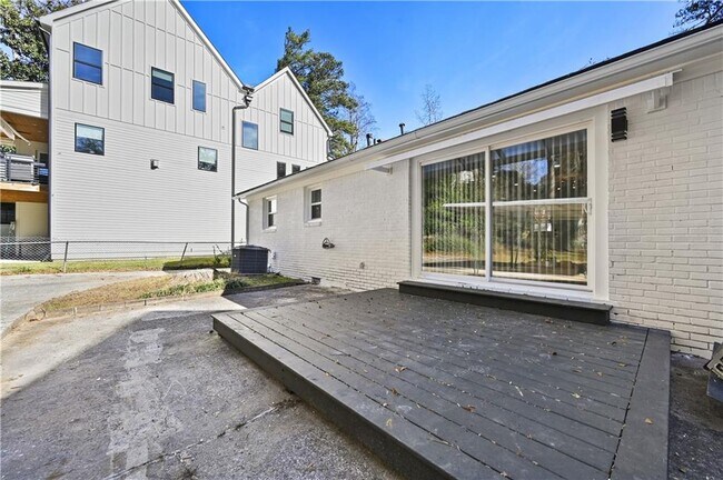 Building Photo - 1728 Wayland Cir NE