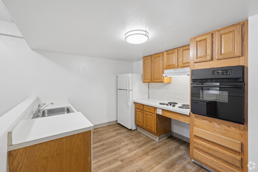 2BR, 1BA - 1,088SF - Kitchen - Roxbury Apartments