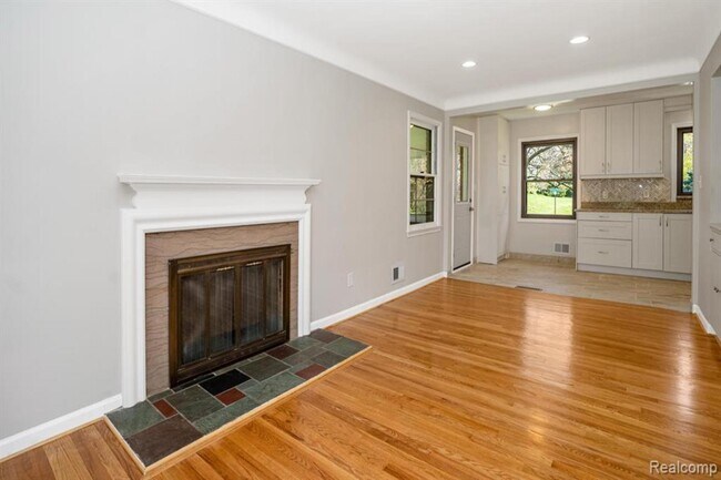Building Photo - 2700 Colonial Way