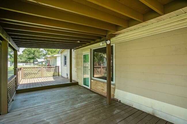 Building Photo - 545 Riverview Ave