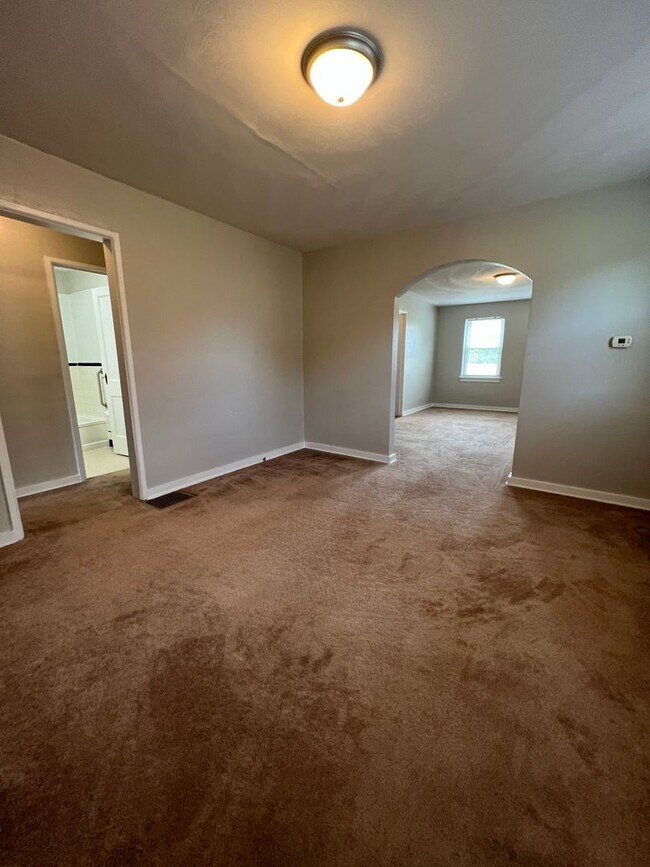 Building Photo - 1257 W 6th St