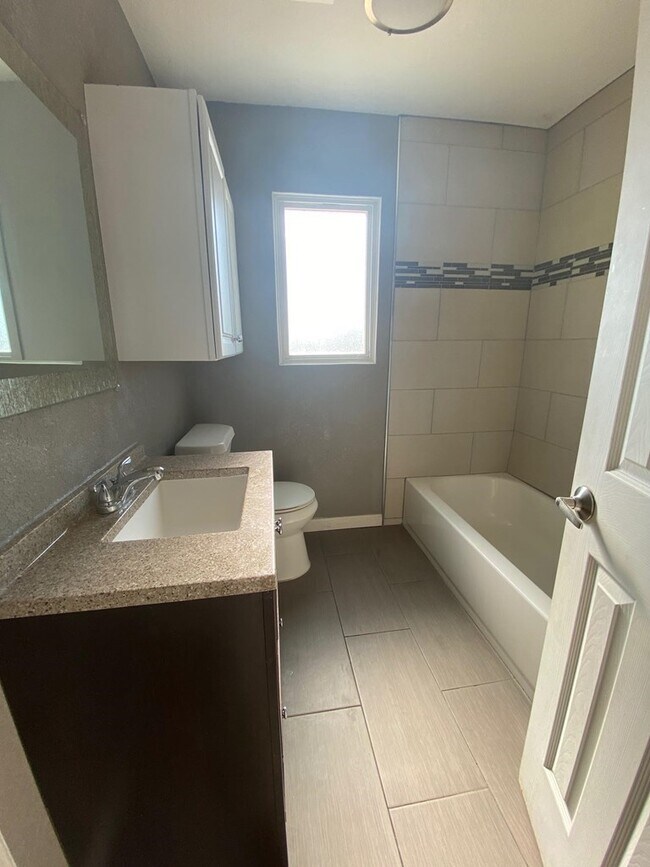 Building Photo - 3621 Spruce Ave