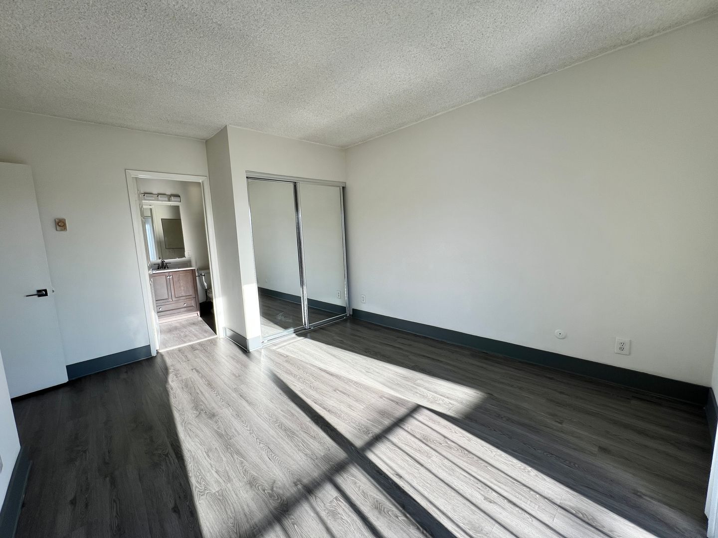 Building Photo - 3359 Mentone Ave