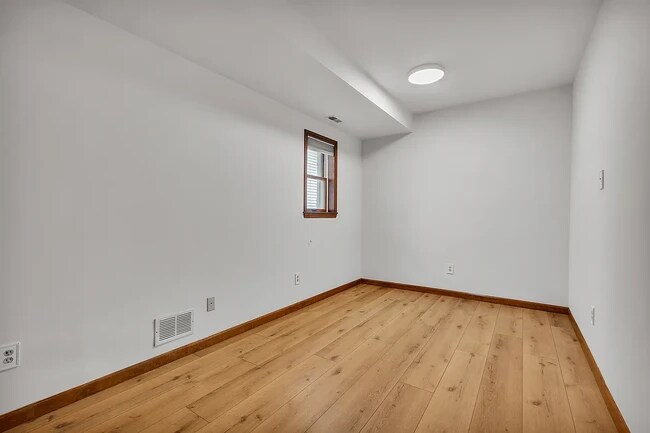 Building Photo - 9 Bronxville Ln