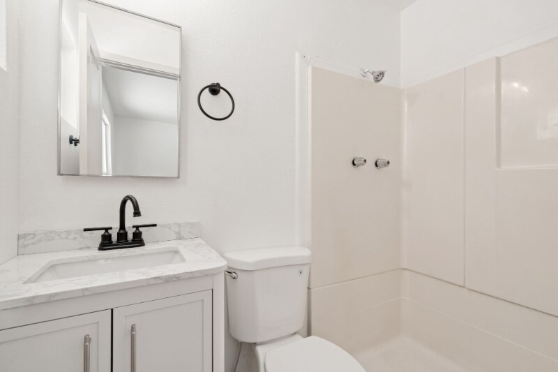 Building Photo - 413 Irish Dr