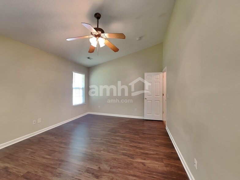 Building Photo - 555 Whistling Swan Dr